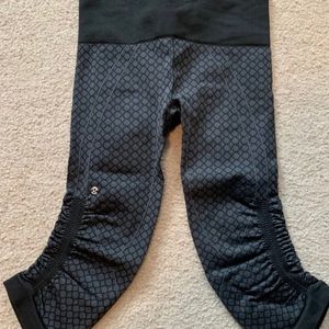 LULULEMON “Ebb & Flow” capri leggings